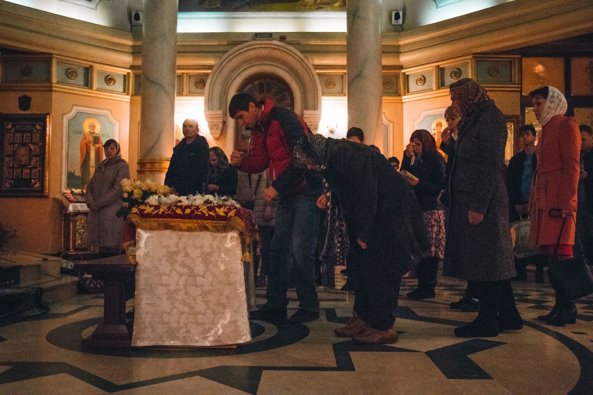 Перед освящением молятся и целуют икону