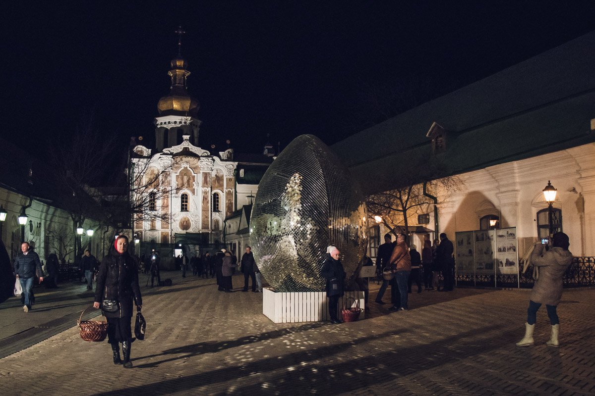 На территории Киево-Печерской лавры установили яйцо, покрытое зеркальным слоем