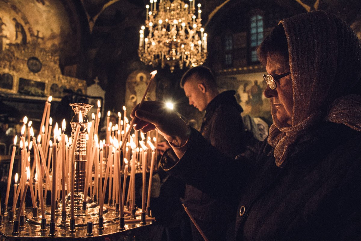 Горело много свечей