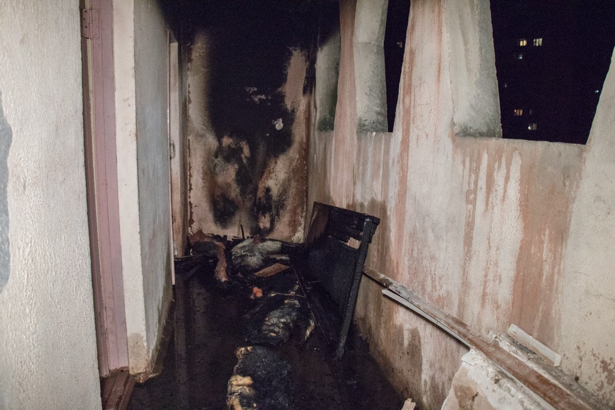 Возгорание произошло на 6 этаже 12-этажного дома Возгорание произошло на 6 этаже 12-этажного дома