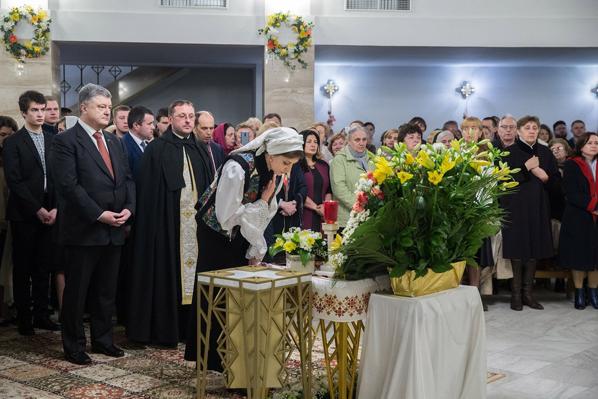 Семья Порошенко в Монастыре Святого Василия великого украинской греко-католической церкви Семья Порошенко в Монастыре Святого Василия великого украинской греко-католической церкви