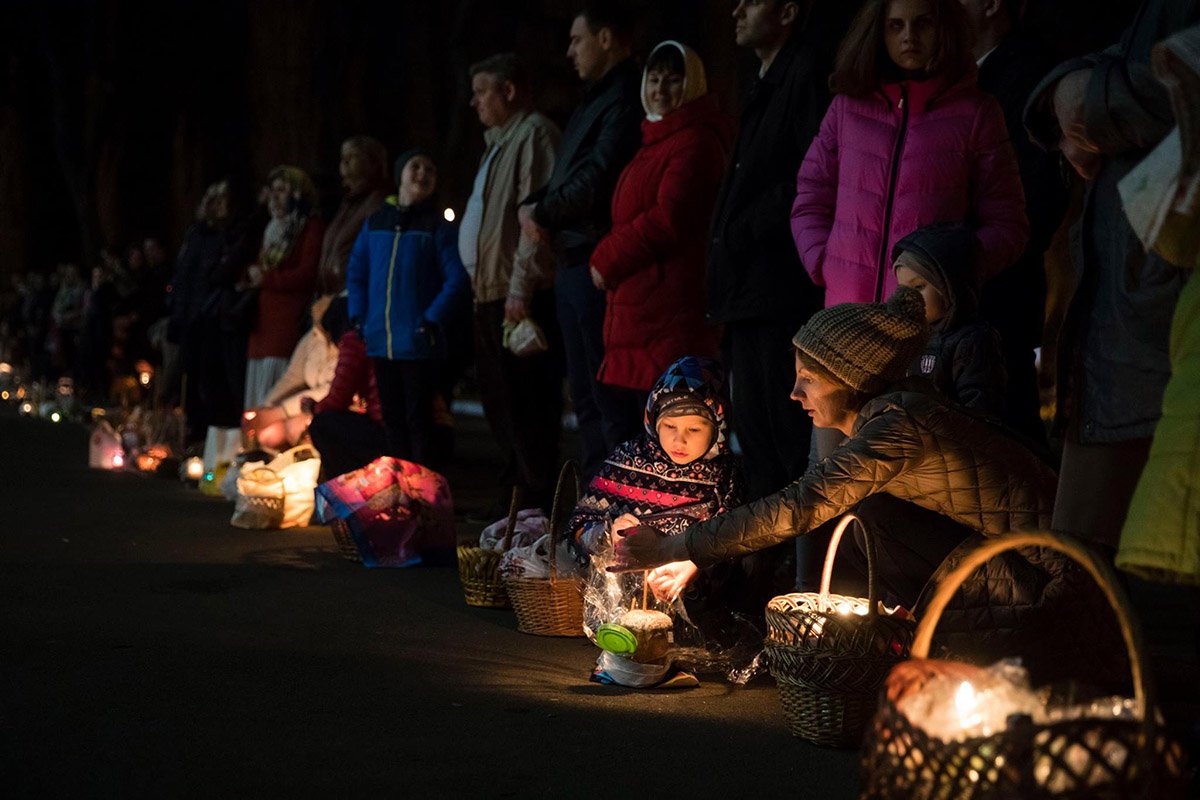 Люди приносят свои праздничные корзинки Люди приносят свои праздничные корзинки