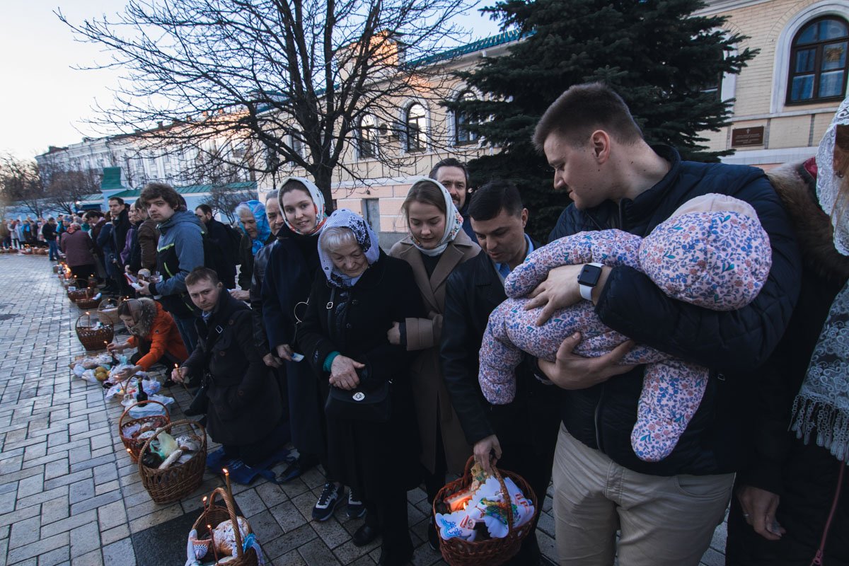 Освятить пасхальную корзину в храмы приходят целыми семьями 