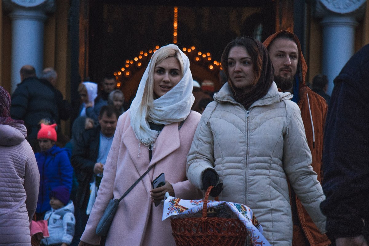 Заходя в храм, девушки обязательно покрывают голову платком 