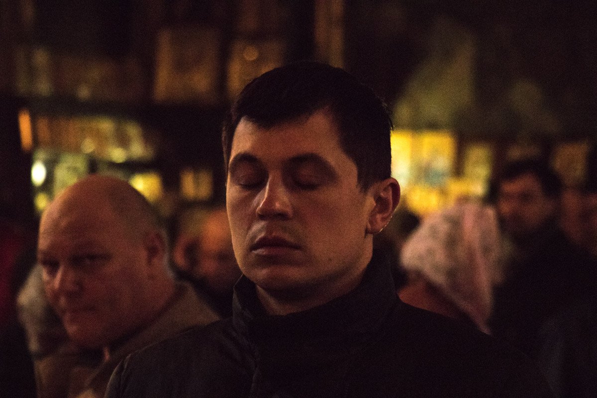 Мысленно каждый посылает богу свои молитвы 