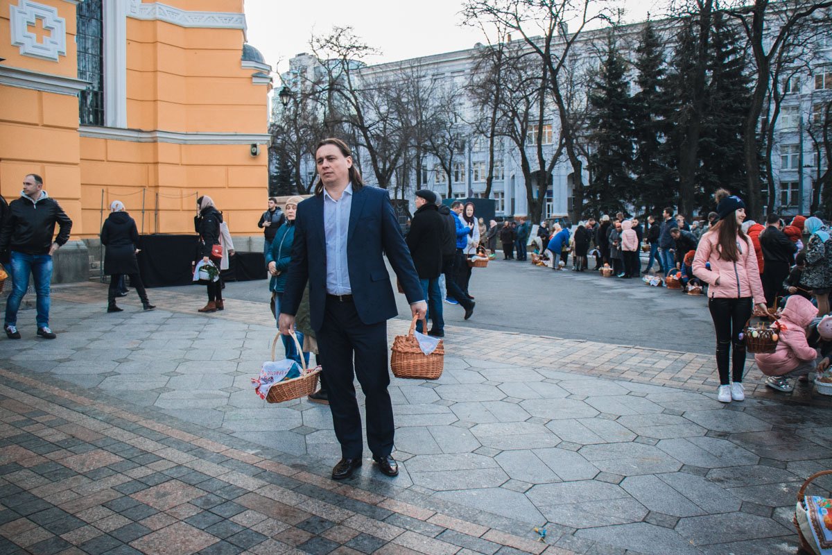 Некоторые, приходя в храм, выбирают строгий стиль одежды 