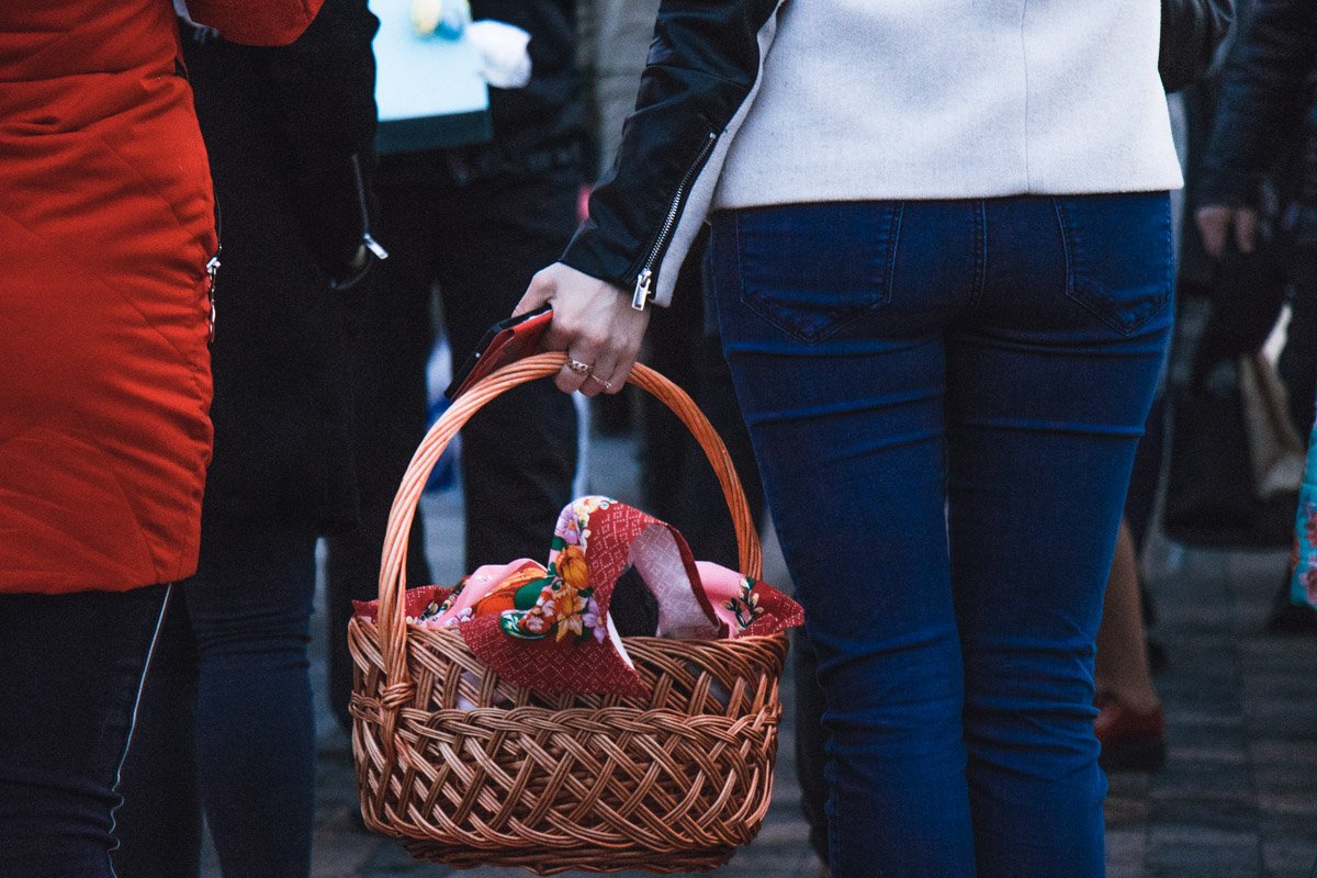 Каждый кладет в корзину свой набор продуктов 