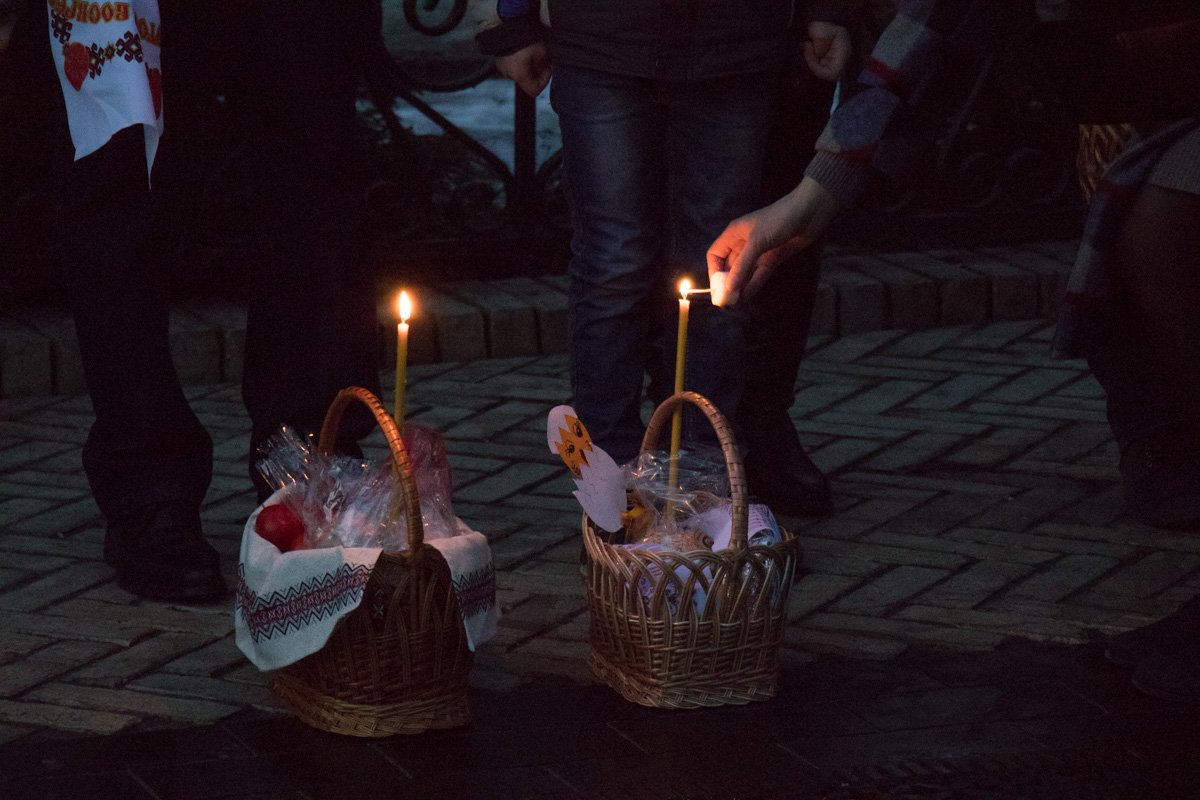 Свечи-обязательный атрибут праздничной корзинки 