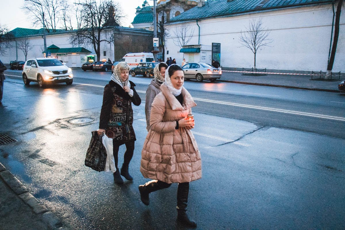 Жители Киева спешат в Лавру 