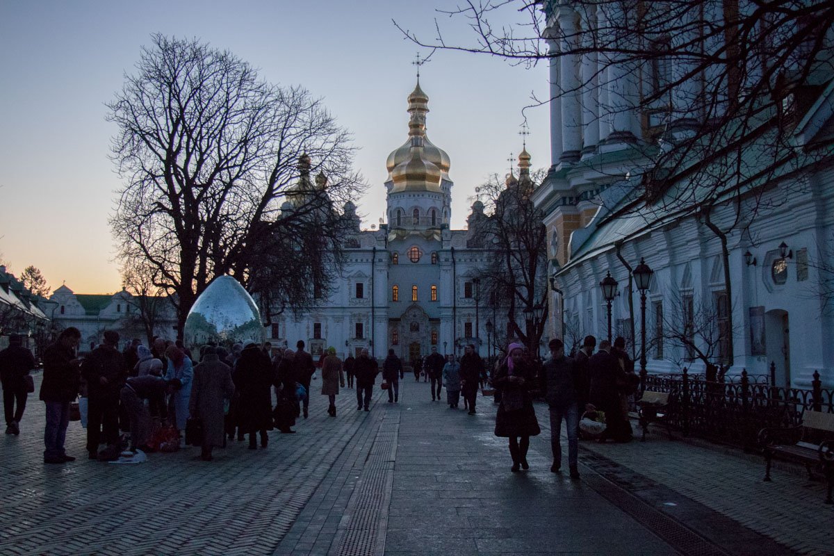 Около храмов и соборов собираются большие очереди
