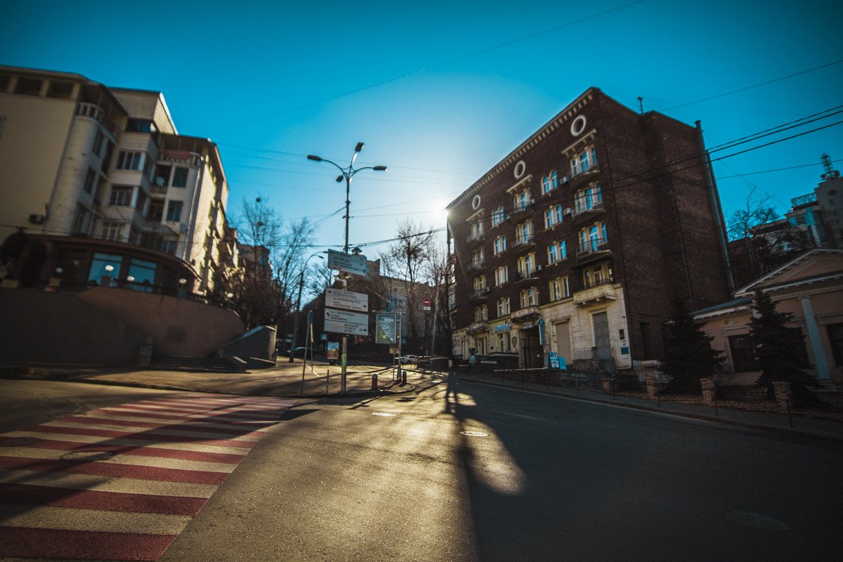 Улицы города опустели Улицы города опустели