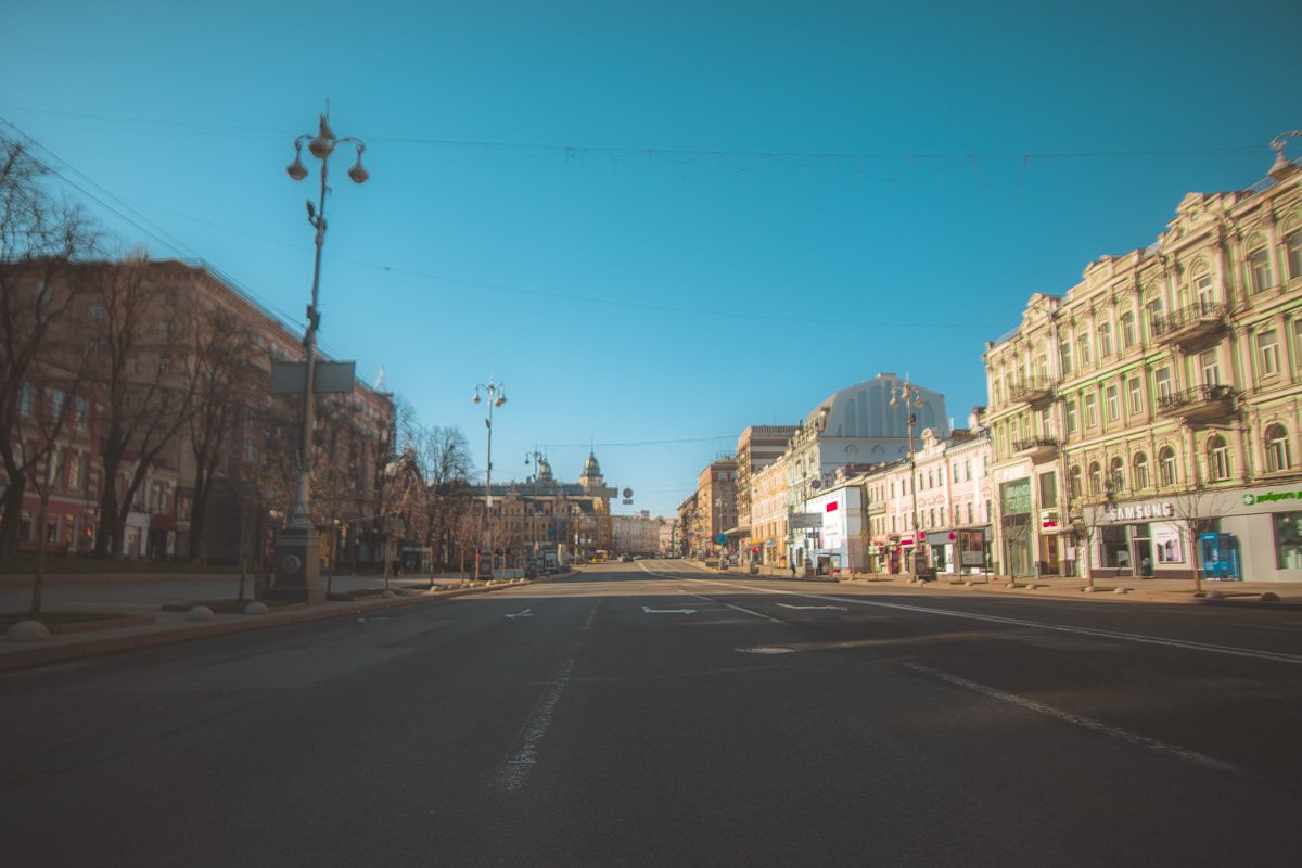 Безлюдная тишина улиц немного пугает Безлюдная тишина улиц немного пугает