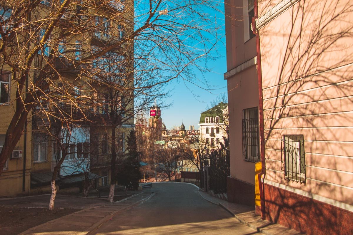 Во дворах и узких улочках тоже не встретишь прохожих Во дворах и узких улочках тоже не встретишь прохожих