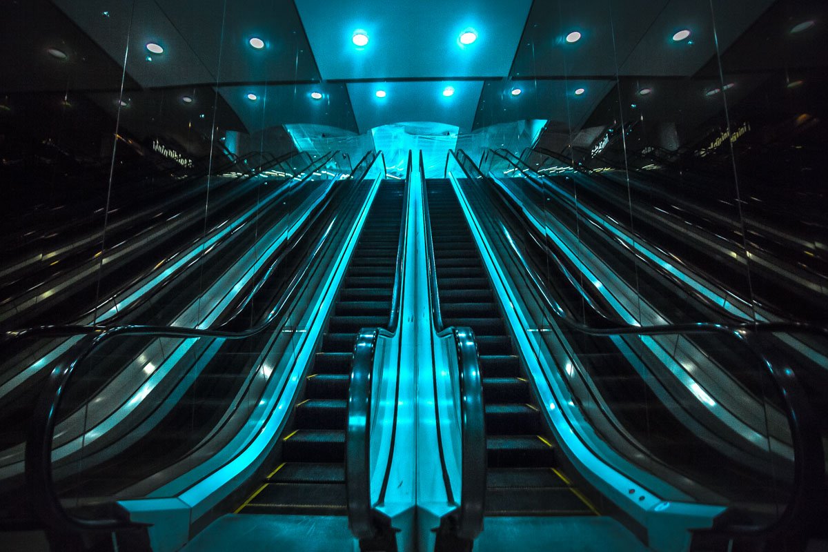 Эскалаторы стоял в ожидании "пассажиров" Эскалаторы стоял в ожидании "пассажиров"