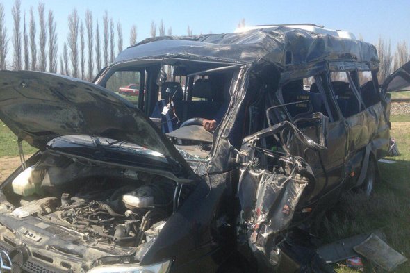 В Крыму столкнулись электричка и автобус