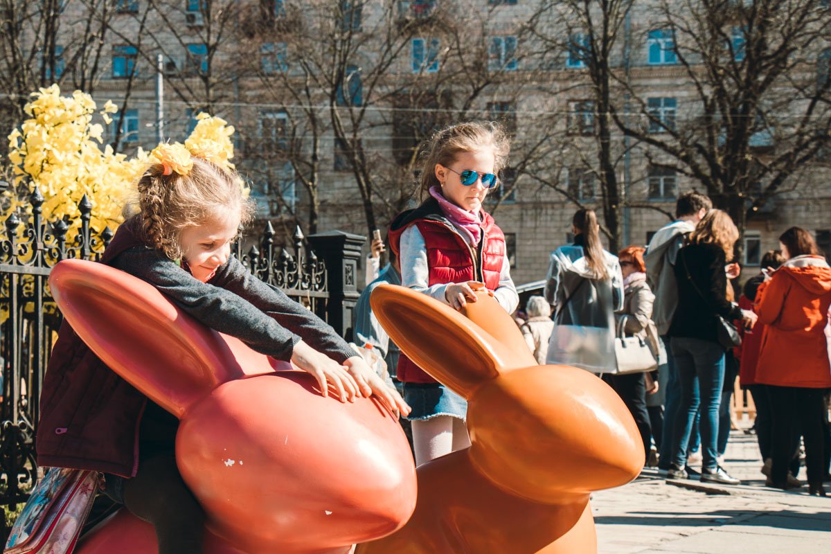 Дети развлекались с зайчиками 