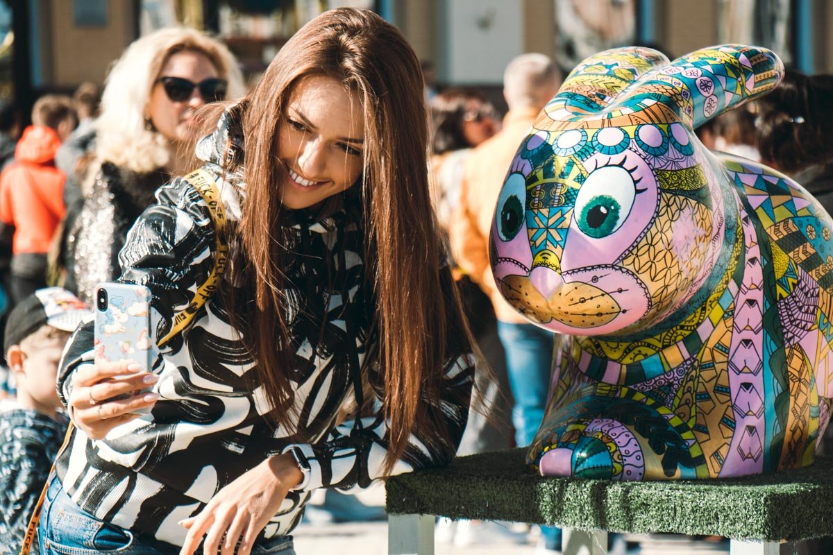 Девушки делали селфи с кроликами