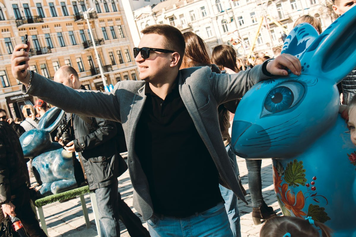 Парни тоже не стеснялись сделать фото около оригинальных пасхальных скульптур