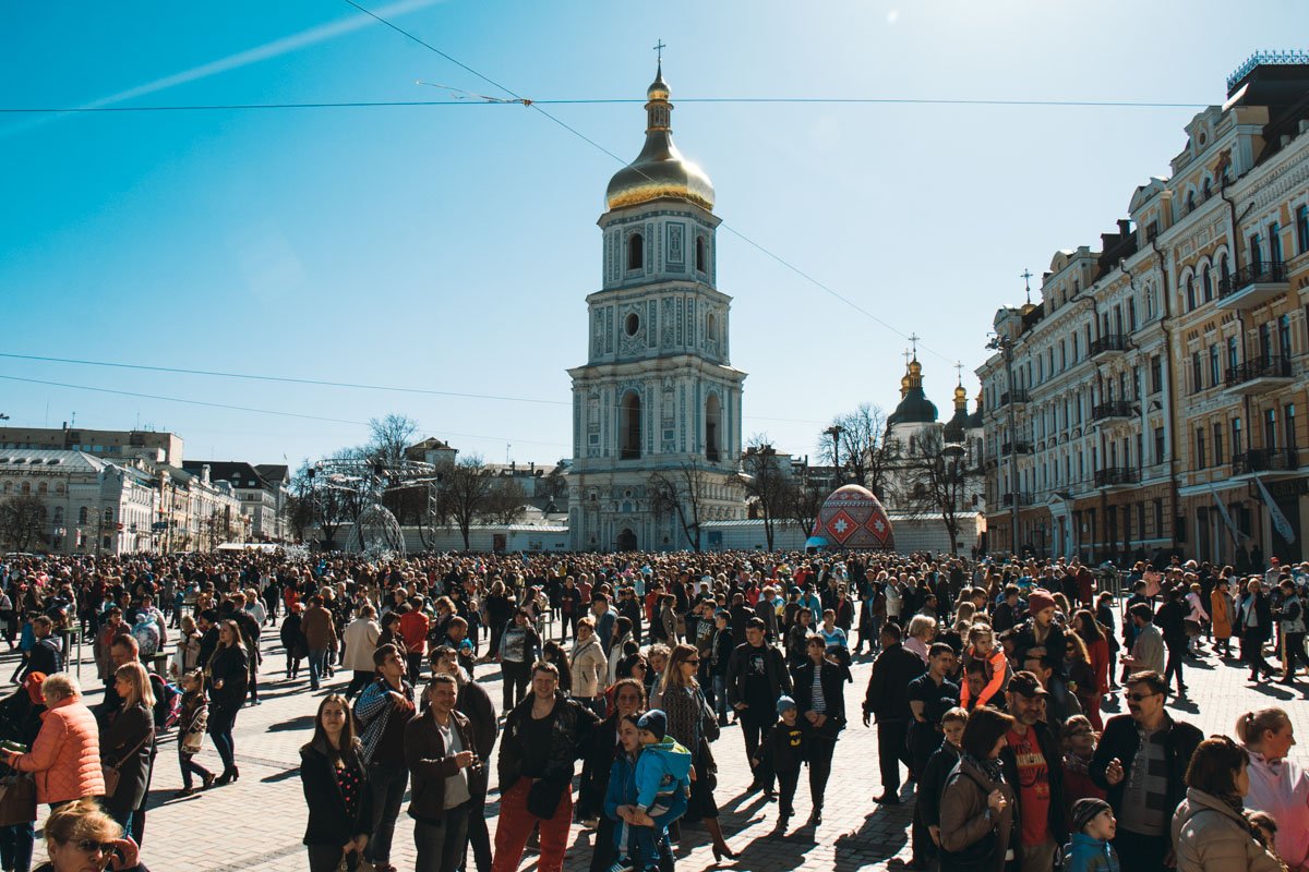 На Михайловской площади собралось много людей