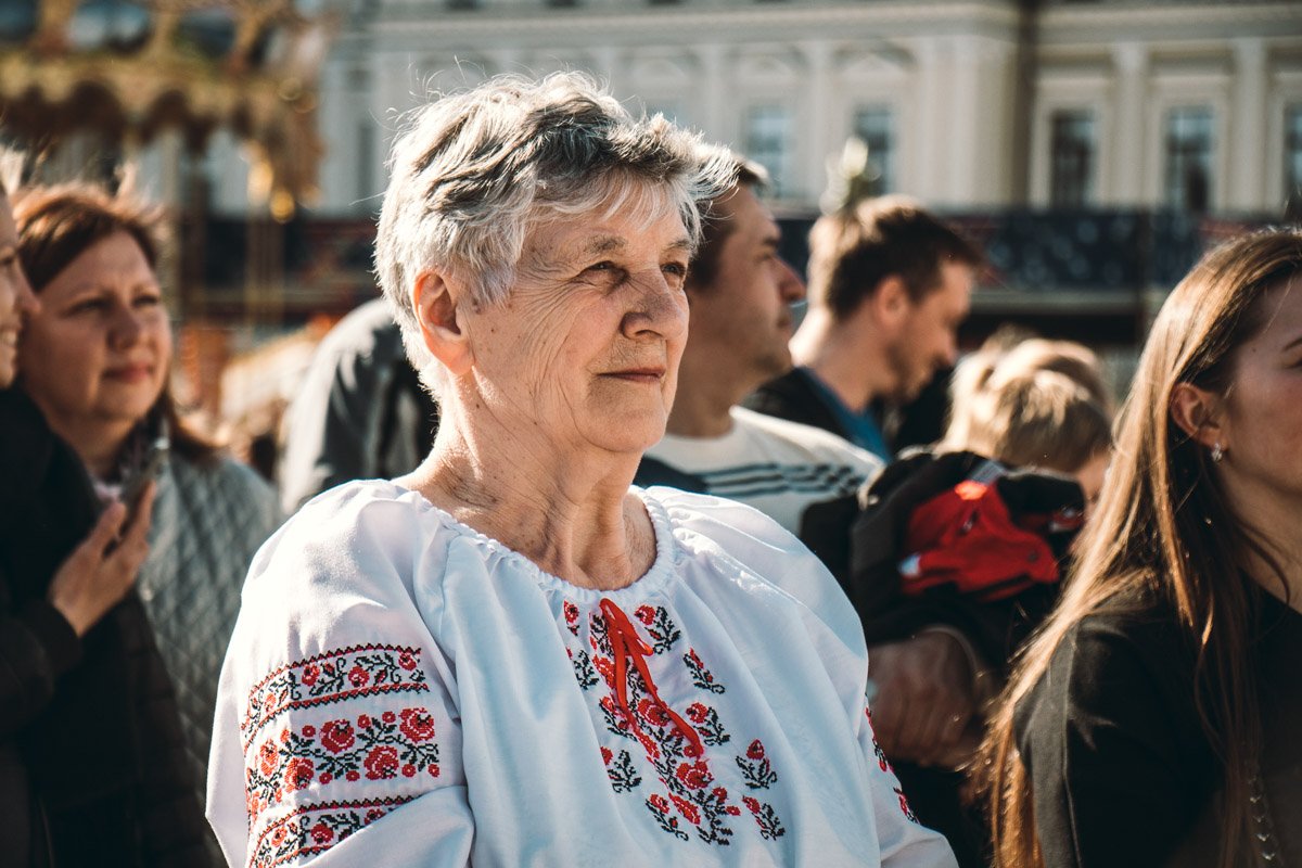 Некоторые жители города были в украинских рубашках