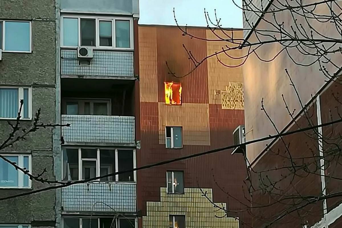 Огонь распространился на коридоры двух квартир