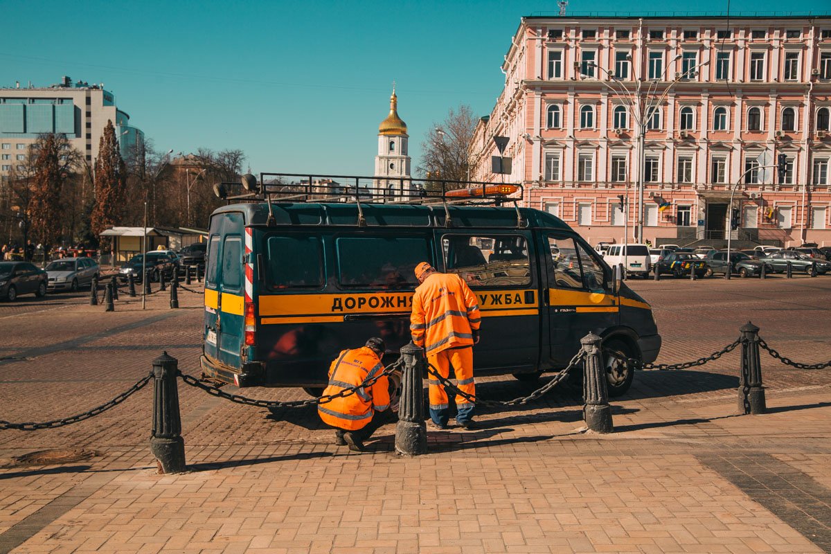 В центре Киева коммунальщики убирают последствия празднования Пасхи