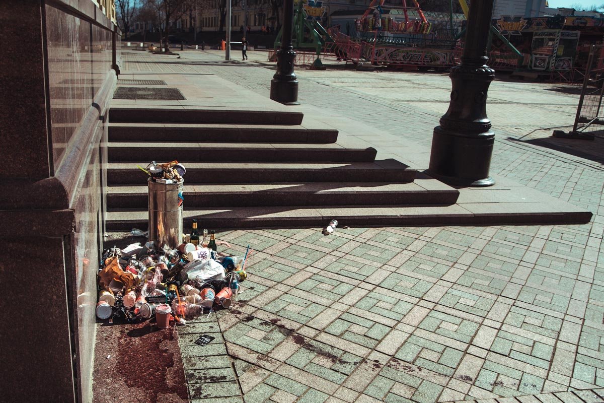 На Михайловской площади мусорные баки переполнены 