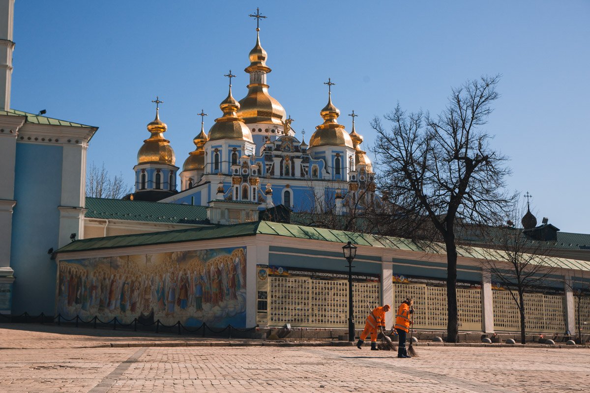 Сотрудники КП приводят площадь перед собором в порядок 