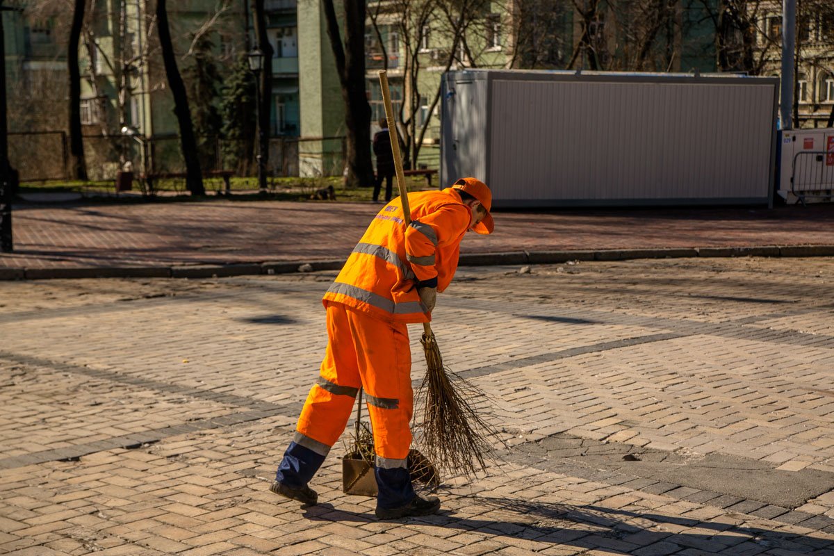Михайловскую площадь тщательно подметают 