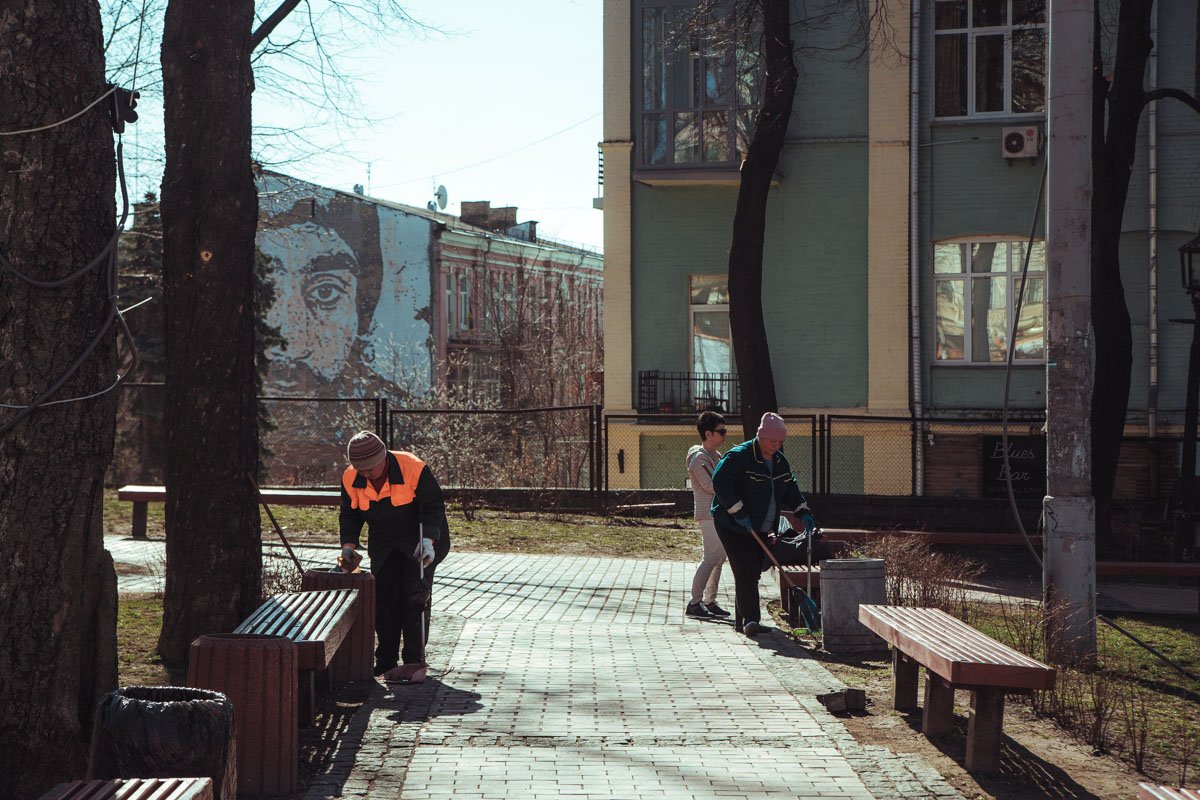 С центра столицы вывозят отходы, которые накопились после масштабный гуляний 