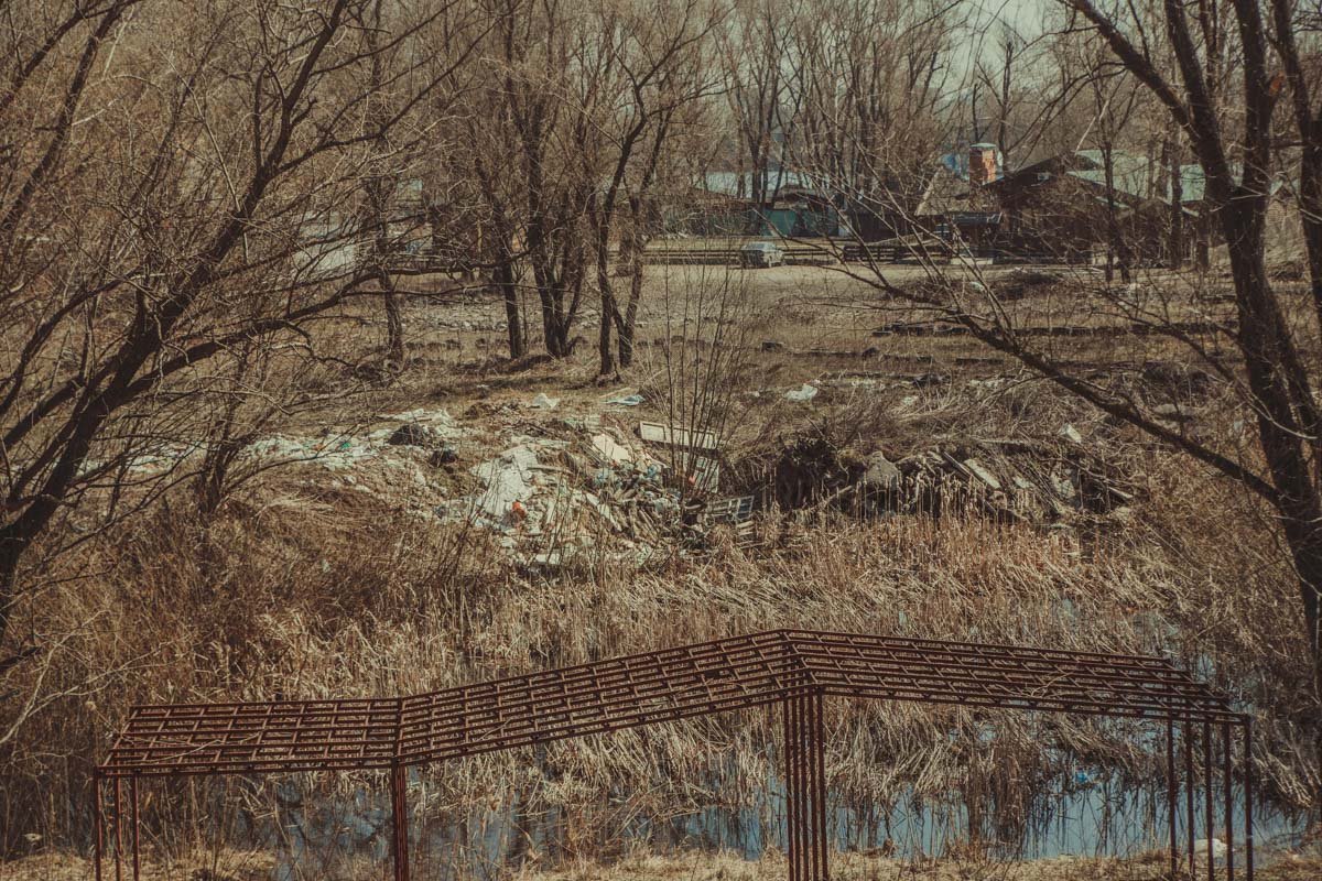 На территории парка развлечений X-Park люди не стесняются выбрасывать даже оконные рамы