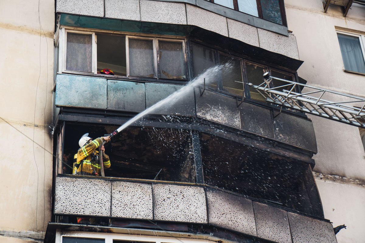 Загорелась квартира на шестом этаже Загорелась квартира на шестом этаже
