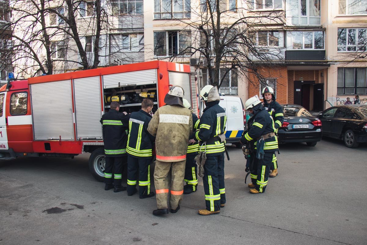 Сотрудники ГСЧС выясняют точную причину возгорания Сотрудники ГСЧС выясняют точную причину возгорания