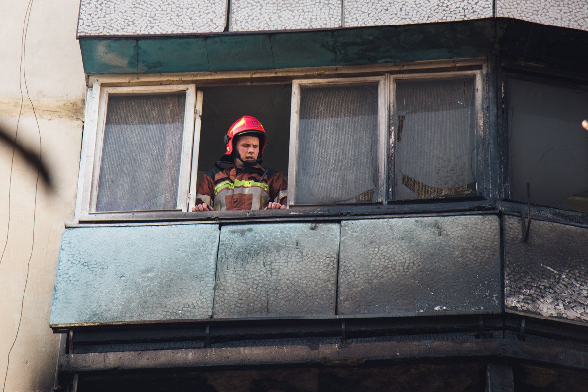Огонь перекинулся на балконы двух соседних жилищ Огонь перекинулся на балконы двух соседних жилищ