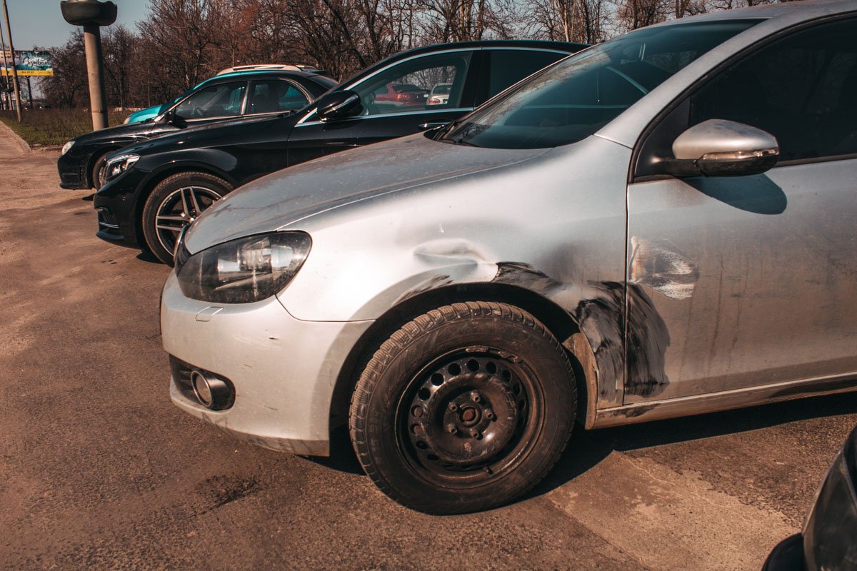 Volkswagen подрезал "японца", который в результате этого вылетел на обочину в парковую зону Volkswagen подрезал "японца", который в результате этого вылетел на обочину в парковую зону