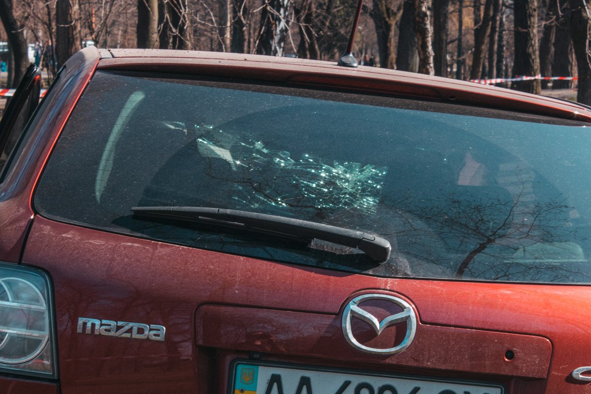 От удара машину развернуло, у авто сработали подушки безопасности и отпало колесо. От удара машину развернуло, у авто сработали подушки безопасности и отпало колесо.