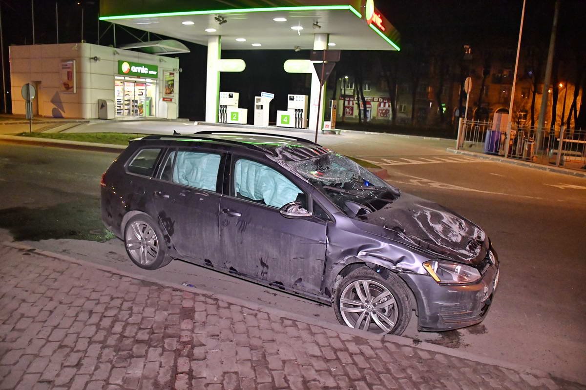 На Дегтяревской Volkswagen протаранил Fiat и перевернулся