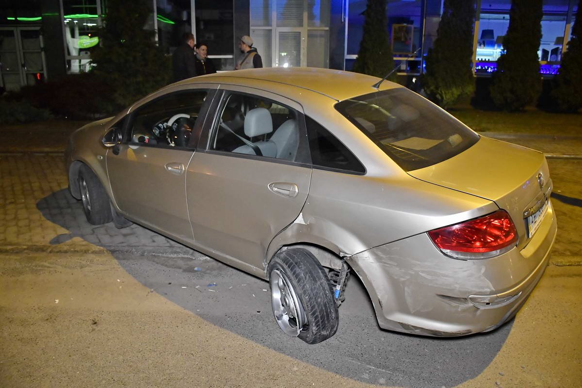 У автомобиля вырвало колесо