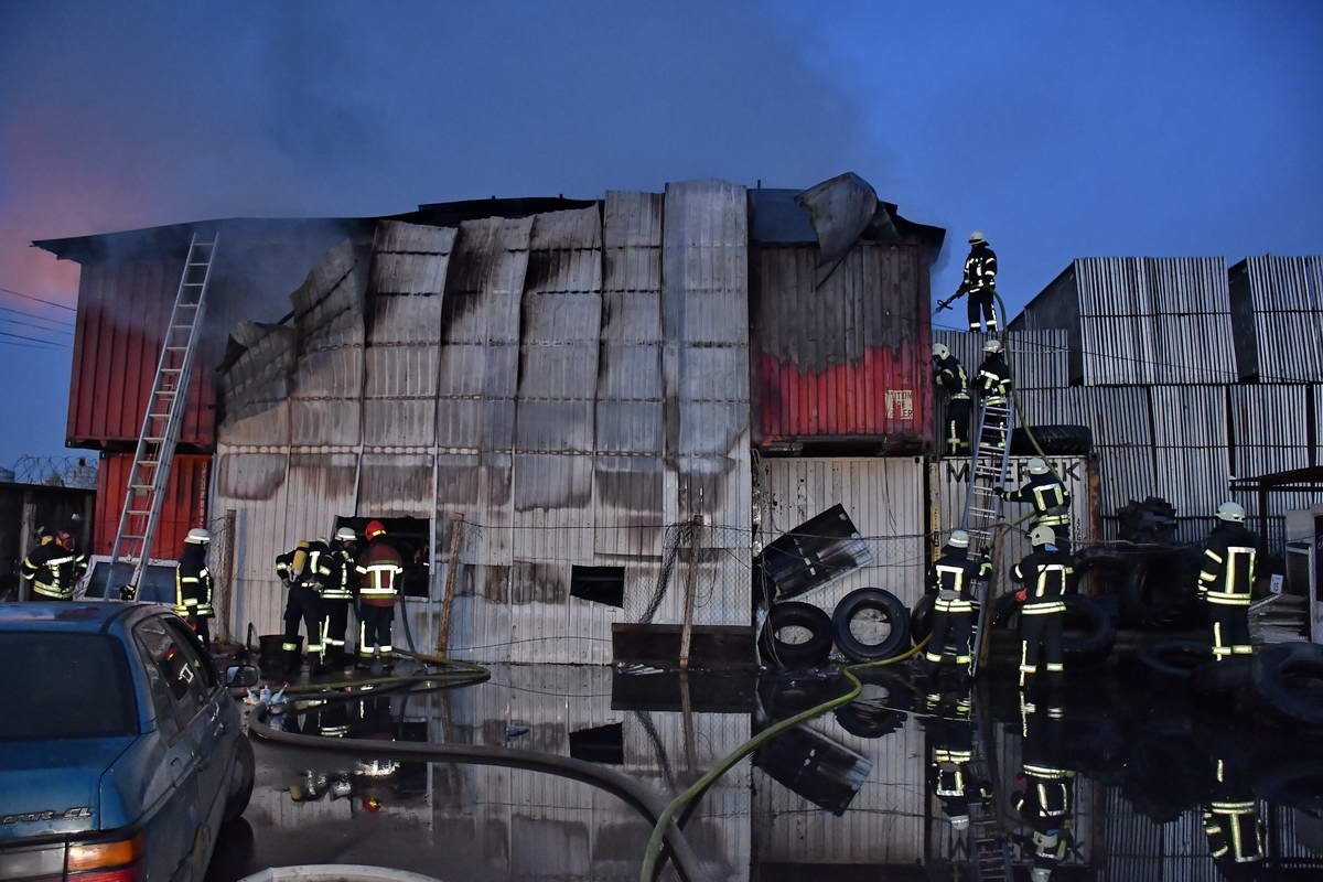 В промзоне на улице Вискозная, 17 произошел пожар