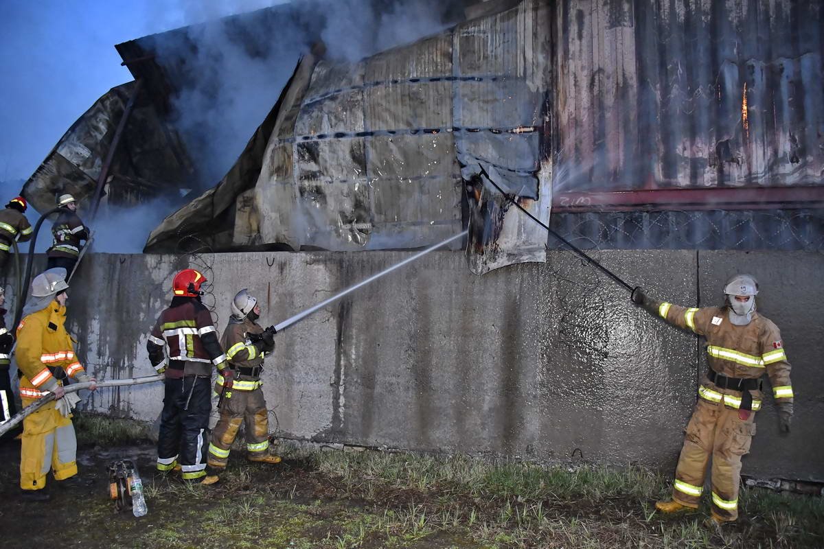 Сложность при тушении заключалась в том, каркас складов под воздействием температуры мог обрушиться
