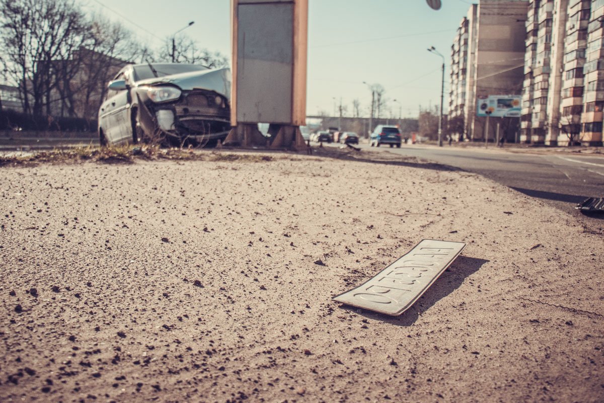 От удара о билборд с машины слетели номера От удара о билборд с машины слетели номера