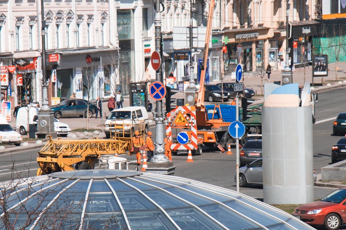 КП «Київміськсвітло» завершает разборку новогодних гирлянд