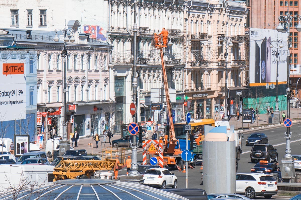 Спецтехника с самого утра перекрывает одну полосу движения на центральной улице