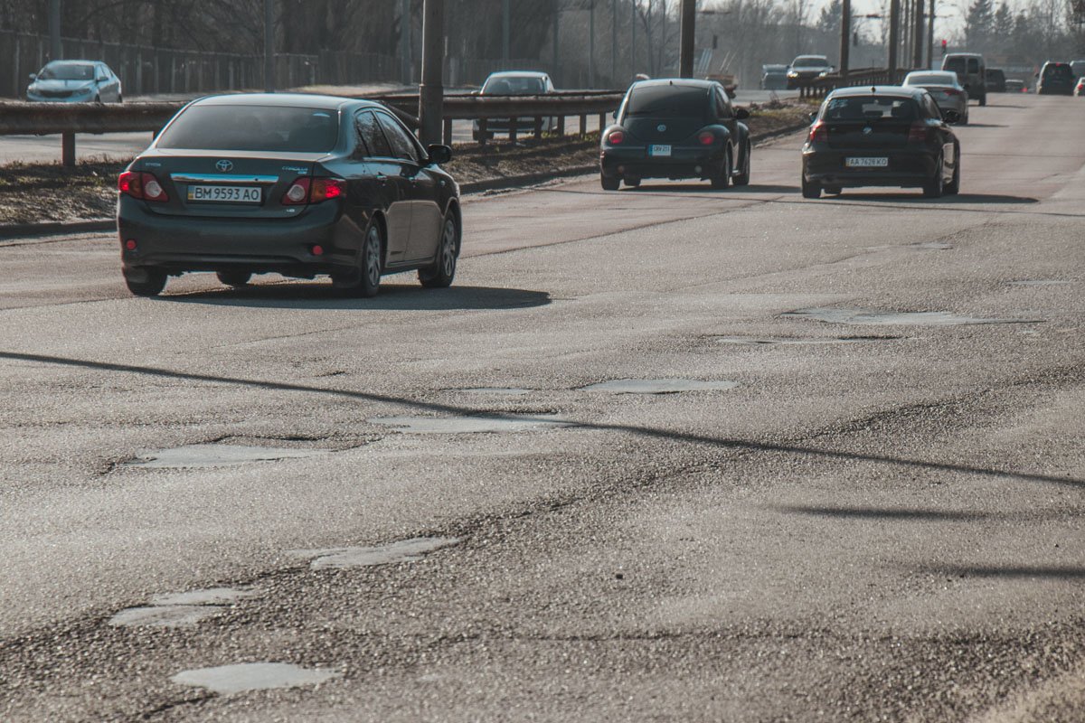 Состояние улицы плачевное, это качается не только дорожного покрытия, но и всей дорожной инфраструктуры Состояние улицы плачевное, это качается не только дорожного покрытия, но и всей дорожной инфраструктуры