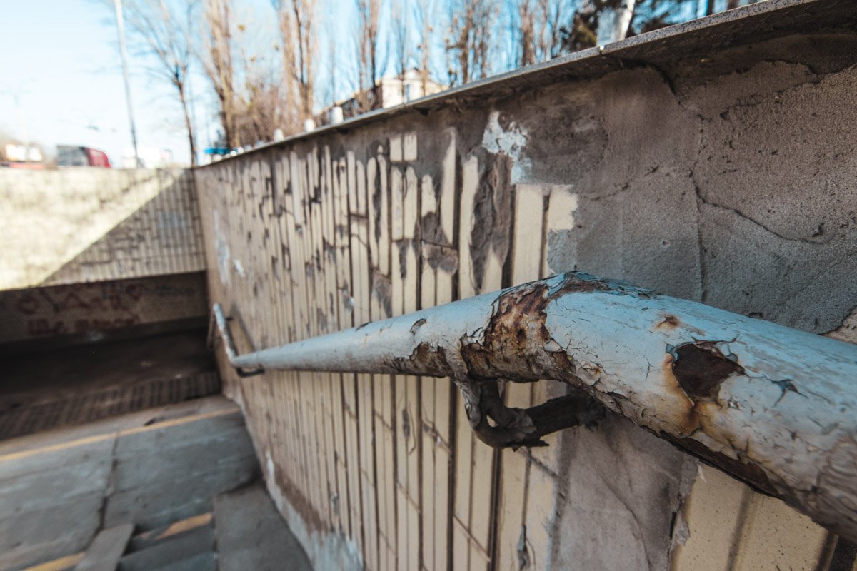 За такие поручни не то что неохота держаться, выглядят они аварийно За такие поручни не то что неохота держаться, выглядят они аварийно