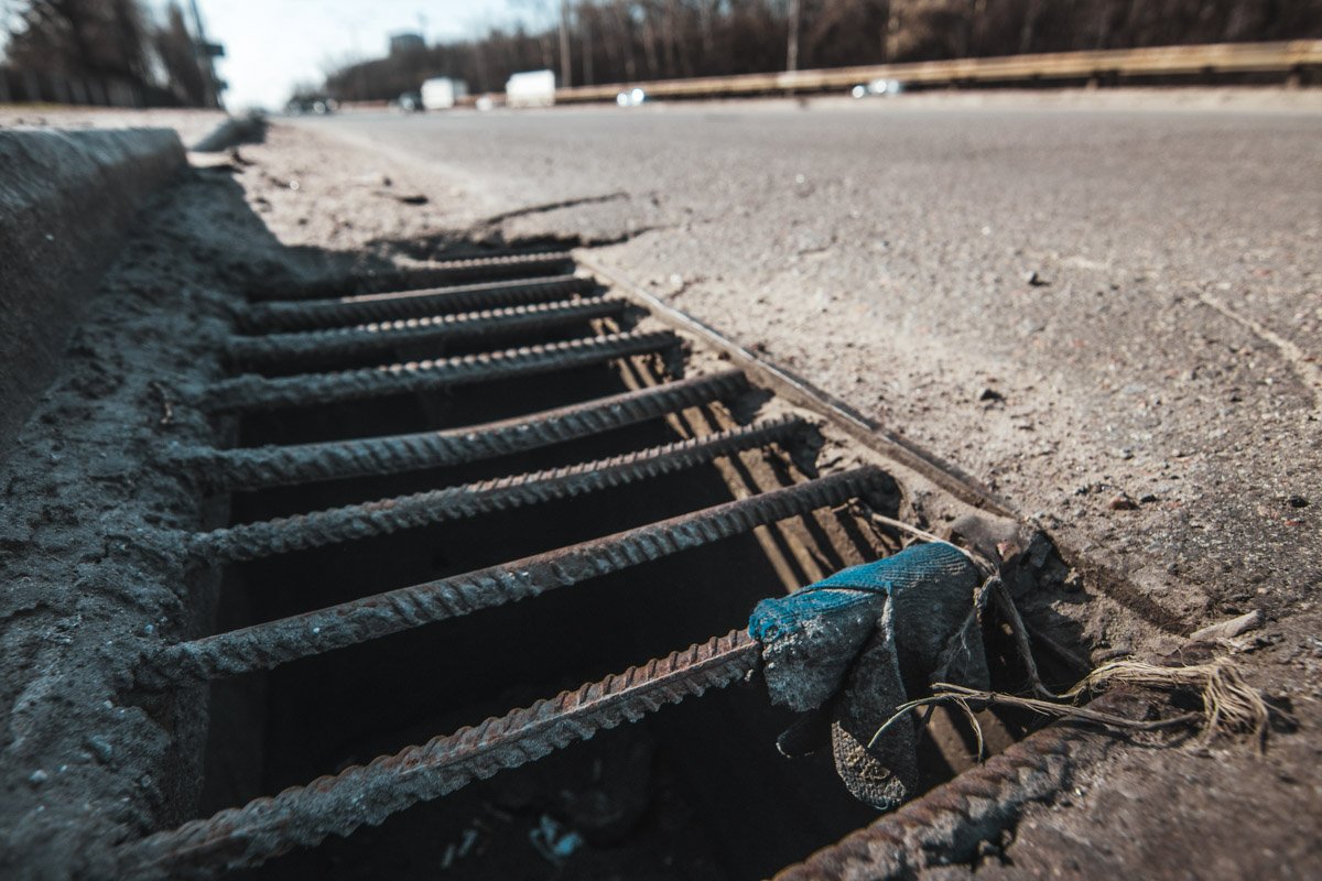 Водоотвод также забит грязью и мелким мусором. Водоотвод также забит грязью и мелким мусором.