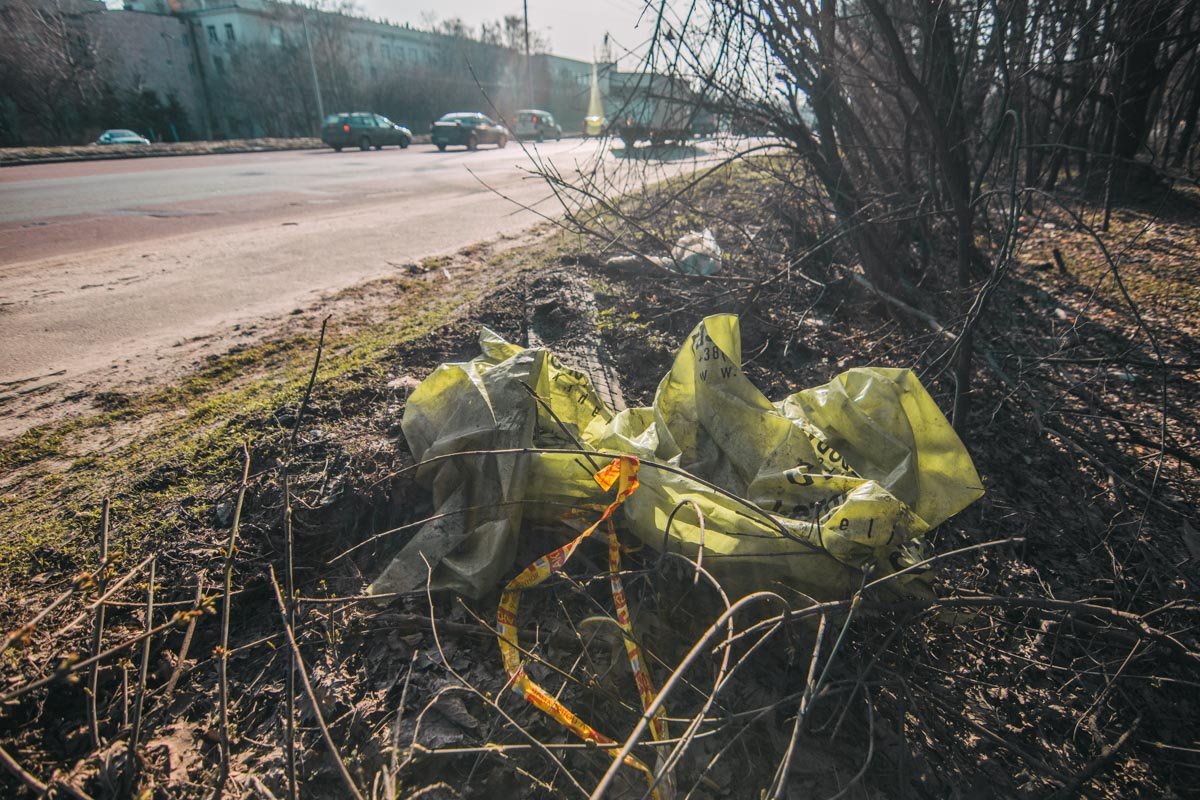 Улица очень замусорена: много полиэтилена, пачек из под сигарет, бутылок Улица очень замусорена: много полиэтилена, пачек из под сигарет, бутылок