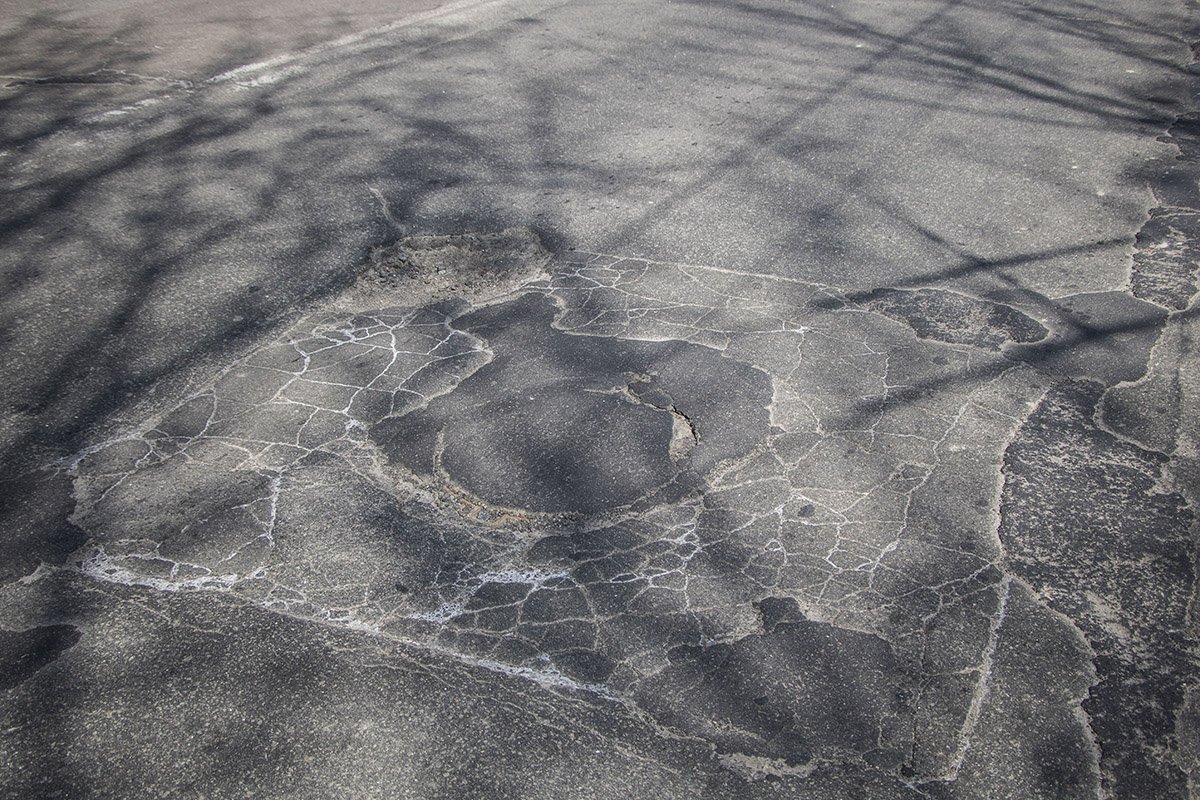 Во многих местах дорога в трещинах
