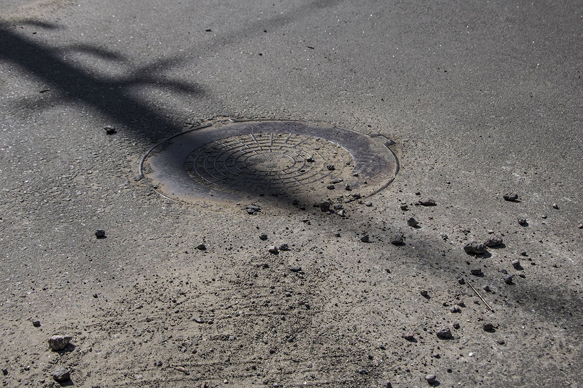 Однако в некоторых местах на дороге лежат камни и куски асфальта