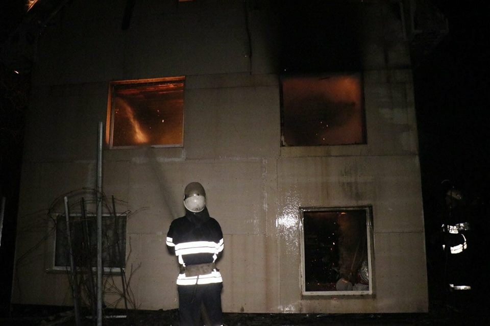 Дом сгорел практически полностью.